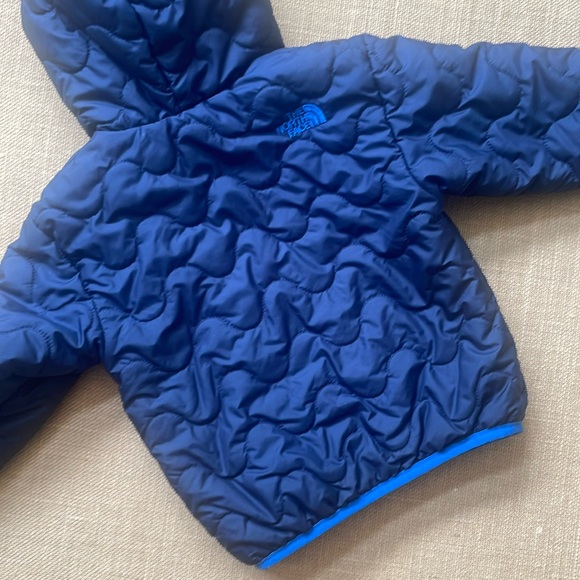 LIKE NEW EUC The North Face reversible insulated jacket, plaid to navy - Picture 6 of 13